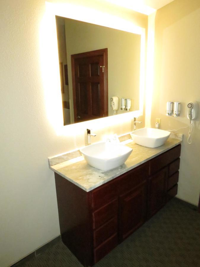 Edgewater Hotel And Suites Put-in-Bay Buitenkant foto